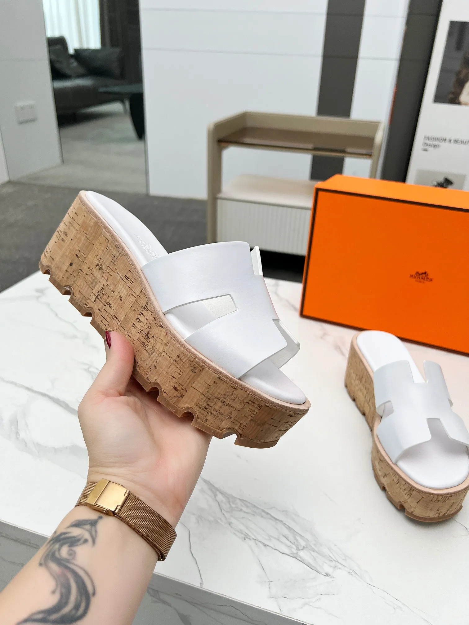 👟👟Ex-factory price 400👟👟 Hermès, upgraded version and workmanship materials. Hermes®🔴The highest version of handmade shoes on the market✨✨ Top product Hermès platform shoes🐎——————————The new model in early spring is the same as the original version, handmade by masters! ❥High-end customization, exclusive products, the highest version in the industry⚠❥Using: Hermers upper: Italian imported cowhide + sheepskin lining (pursuing top walking comfort) ✨～～〰〰〰〰❥ Packing: full set of original packaging━━━━Hermes━━━━━ size: 35-41 (42) customized and non-returnable)